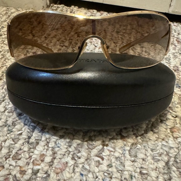 Beautiful gold-rimmed Prada sunglasses with logo. Case and cloth included! - Picture 3 of 16